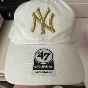 White/gold NYC hat women’s